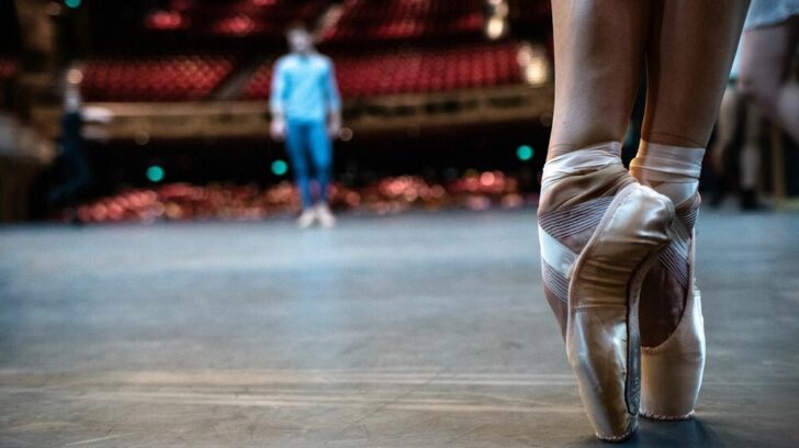 ballerina on pointe in pointe shoes